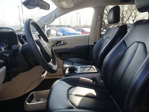 Used 2023 Chrysler Pacifica Touring-L image 15