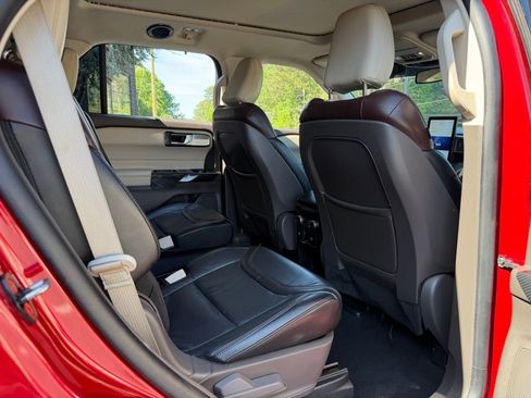 Used 2020 Ford Explorer Platinum w/ Premium Technology Package image 39