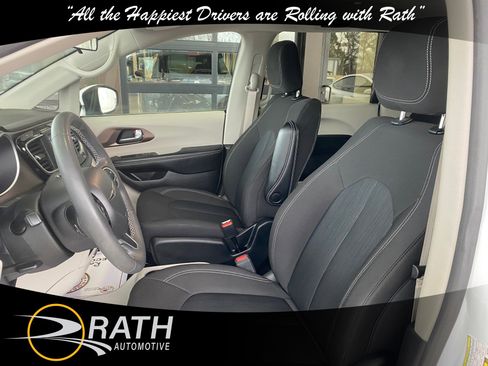 Used 2022 Chrysler Voyager LX image 11