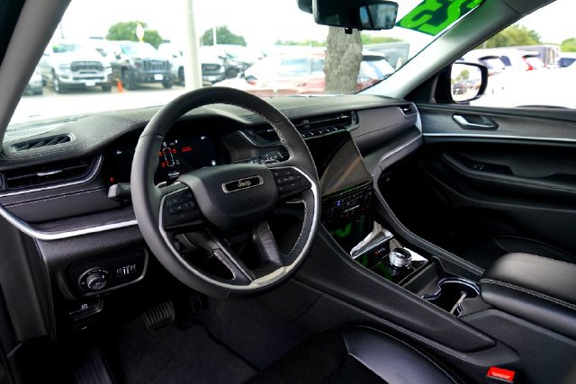 Used 2023 Jeep Grand Cherokee L Limited w/ Luxury Tech Group II RWD image 8