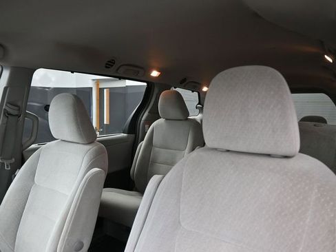 Used 2015 Toyota Sienna LE image 2