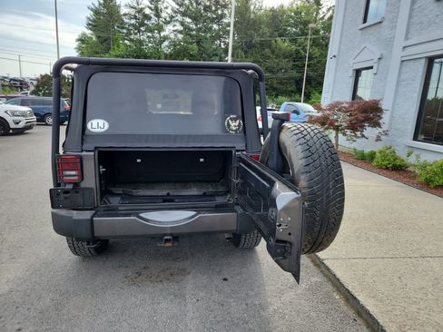 Used 2016 Jeep Wrangler Sahara w/ Connectivity Group AWD/4WD image 28