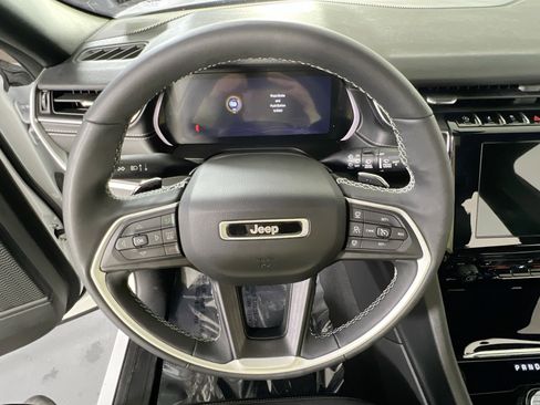 Used 2023 Jeep Grand Cherokee L Laredo image 11