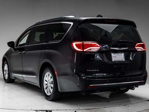 Used 2018 Chrysler Pacifica Touring-L FWD image 3