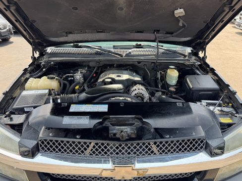 Used 2002 Chevrolet Avalanche 2500 w/ Convenience Pkg AWD/4WD image 23