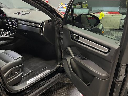 Used 2022 Porsche Cayenne S Platinum image 14