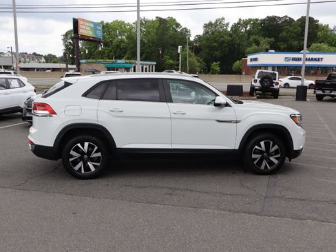 Used 2021 Volkswagen Atlas Cross Sport SE FWD image 11