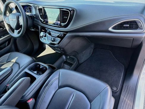 Used 2025 Chrysler Pacifica Select FWD image 31