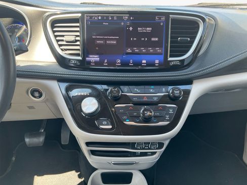 Used 2022 Chrysler Pacifica Touring-L FWD image 11