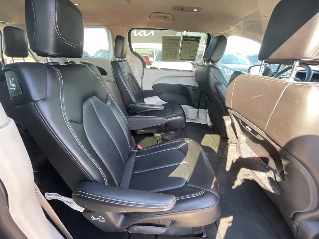Used 2023 Chrysler Pacifica Touring-L FWD image 24