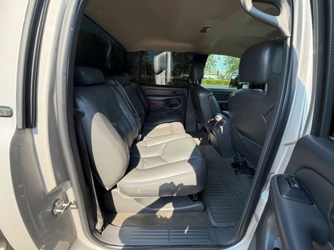 Used 2005 Chevrolet Silverado 2500 LT w/ Heavy-Duty Power Package RWD image 19