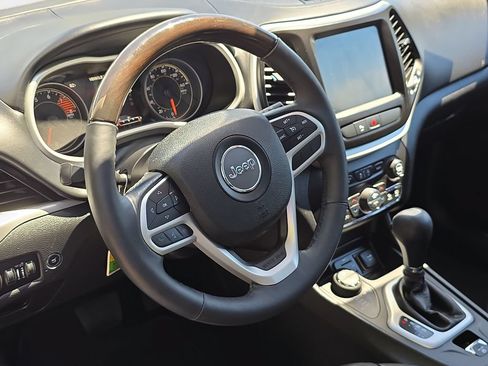 Used 2017 Jeep Cherokee Overland w/ Heavy Duty Protection Group AWD/4WD image 18