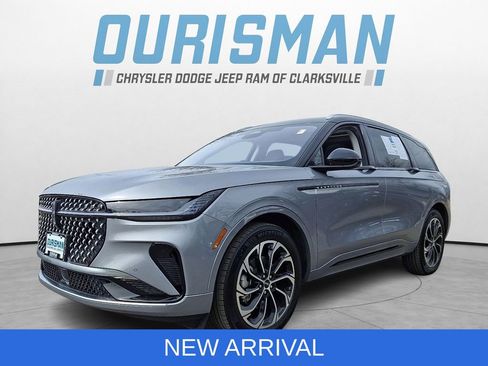 Used 2025 Lincoln Nautilus Reserve image 3