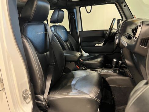 Used 2014 Jeep Wrangler Unlimited Rubicon w/ Dual Top Group AWD/4WD image 30