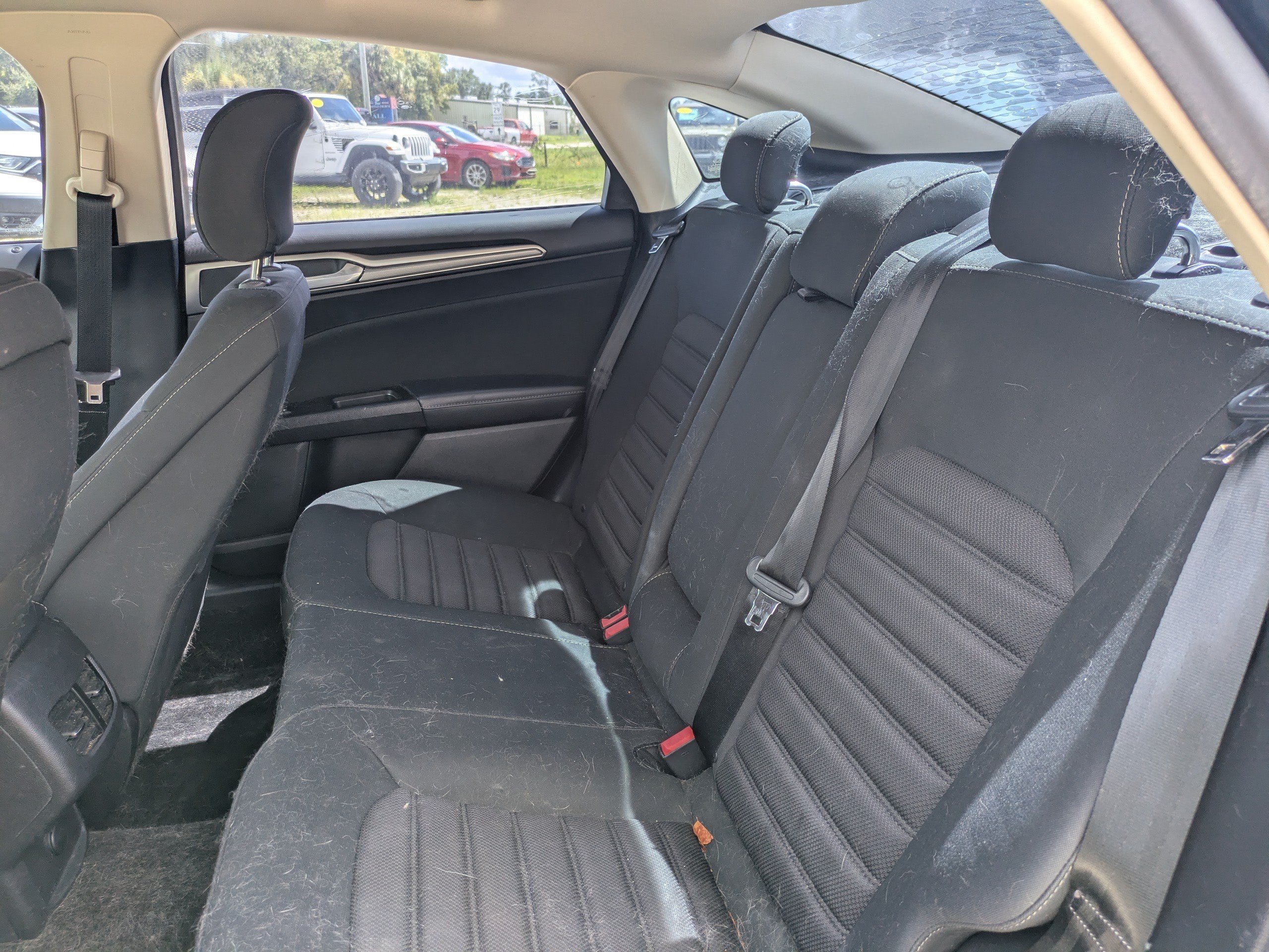 Used 2017 Ford Fusion SE FWD image 12