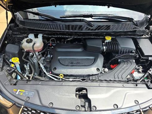 Used 2024 Chrysler Pacifica Touring-L image 6