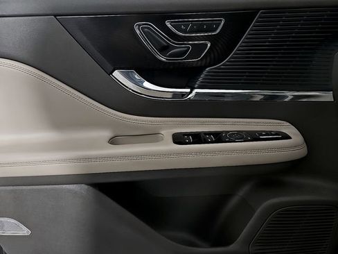 Used 2020 Lincoln Corsair FWD w/ Premium Package image 13