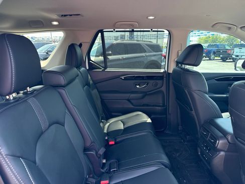 Used 2025 Honda Pilot EX-L image 8