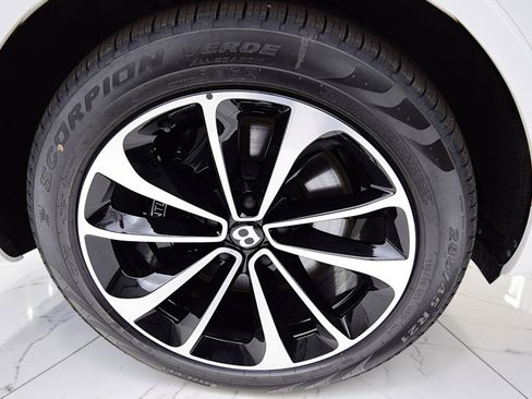 Used 2024 Bentley Bentayga AWD/4WD image 41