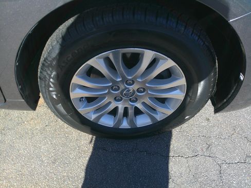 Used 2014 Toyota Sienna XLE image 15