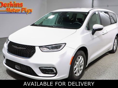 Used 2023 Chrysler Pacifica Touring-L FWD image 1