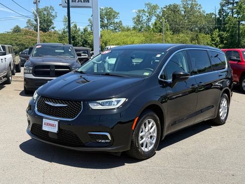 Used 2024 Chrysler Pacifica Touring-L FWD image 9