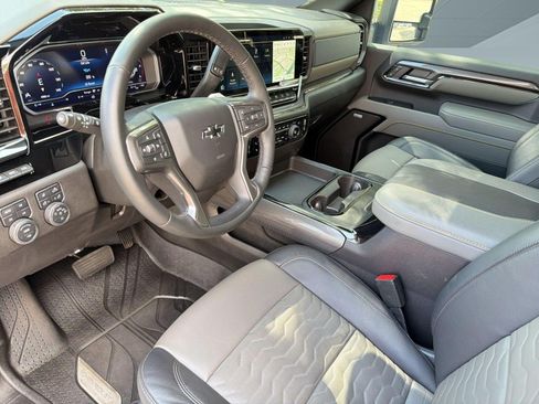 Used 2025 Chevrolet Silverado 2500 ZR2 w/ Technology Package AWD/4WD image 4
