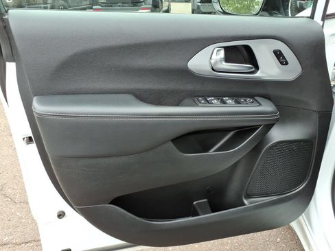 Used 2025 Chrysler Pacifica Limited FWD image 11