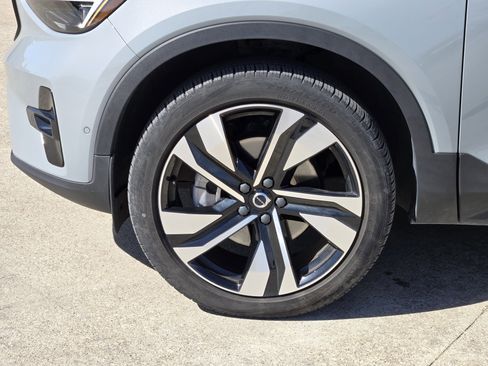 Used 2024 Volvo XC40 B5 Ultimate w/ Protection Package Premier image 16