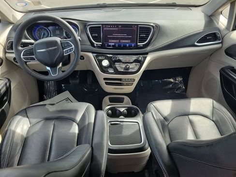 Used 2022 Chrysler Pacifica Touring-L image 15