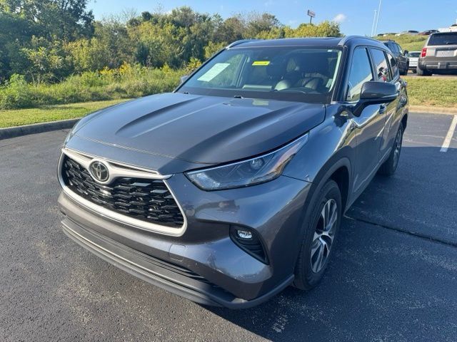 Used 2023 Toyota Highlander XLE FWD image 7