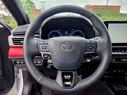 Used 2025 Toyota Camry Hybrid AWD/4WD image 26
