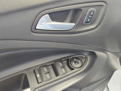 Used 2017 Ford Escape SE w/ SE Sport Appearance Package image 18