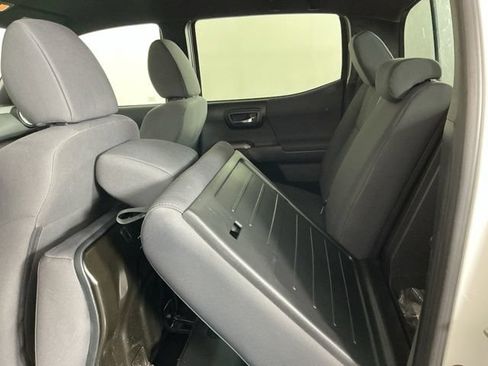 Used 2018 Toyota Tacoma TRD Sport AWD/4WD image 25