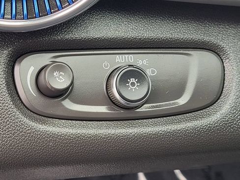 Used 2025 Chevrolet Trax LT FWD image 9