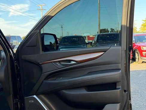 Used 2019 Cadillac Escalade Luxury AWD/4WD image 16