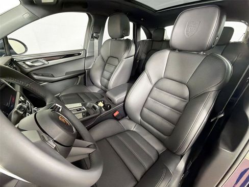 Certified 2026 Porsche Macan AWD/4WD image 4