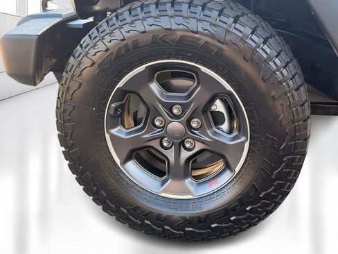 Used 2017 Jeep Wrangler Unlimited Rubicon w/ Connectivity Group AWD/4WD image 11