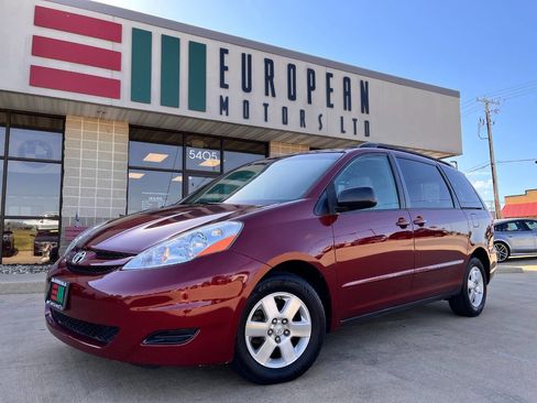 Used 2009 Toyota Sienna LE FWD image 1