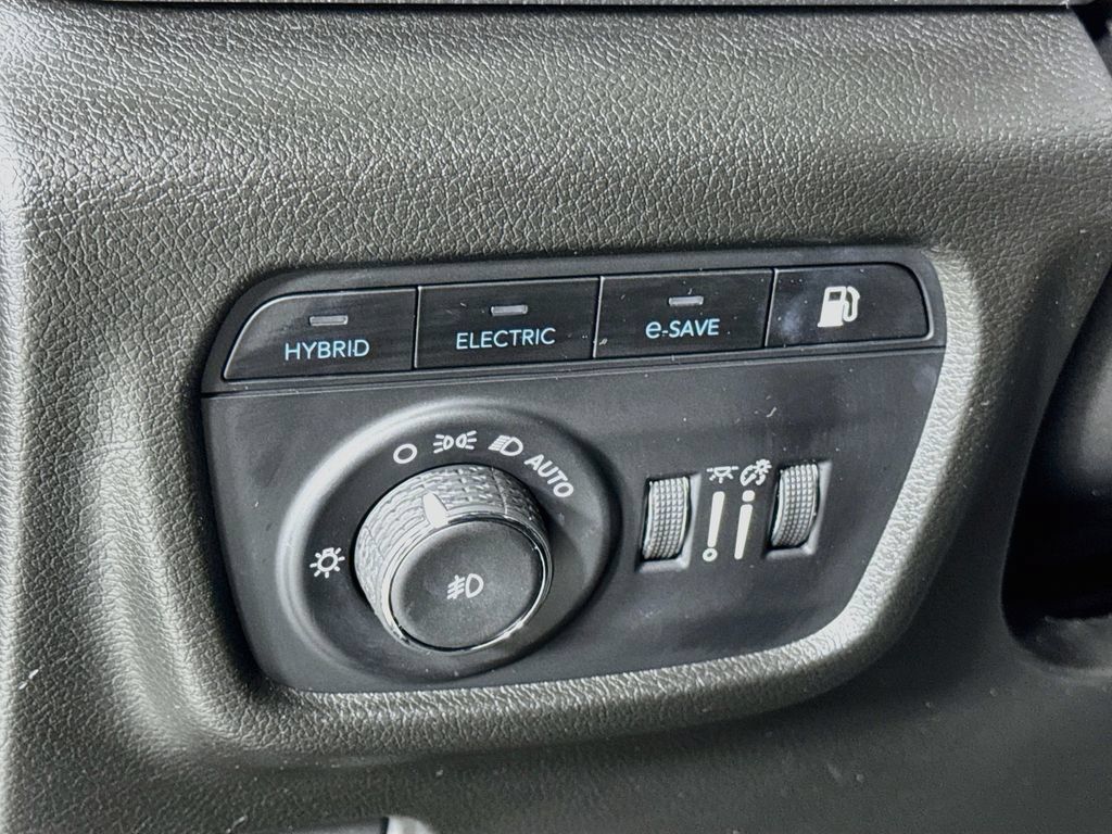 Used 2023 Jeep Grand Cherokee Overland w/ Advanced Protech Group III AWD/4WD image 19