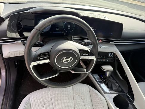 Used 2024 Hyundai Elantra Limited image 9