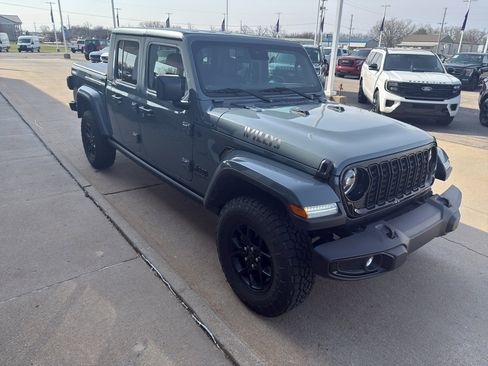 Used 2024 Jeep Gladiator Sport image 3