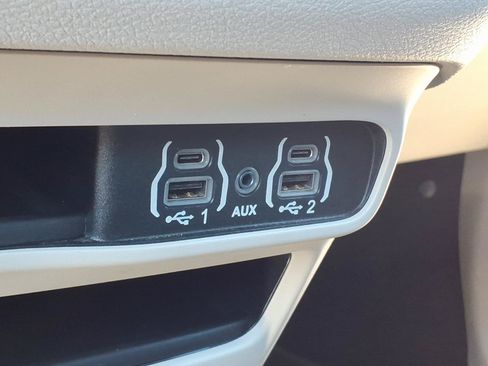Used 2024 Chrysler Pacifica Touring-L FWD image 17