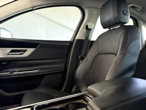 Used 2017 Jaguar XF Premium image 38