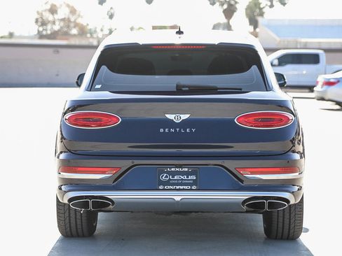 Used 2023 Bentley Bentayga Extended Wheelbase image 6