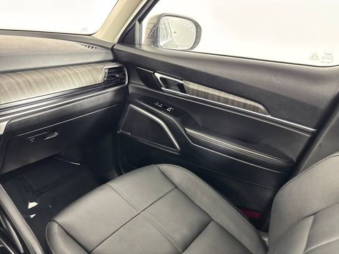 Used 2024 Kia Telluride EX w/ EX Captain's Chair Package image 32