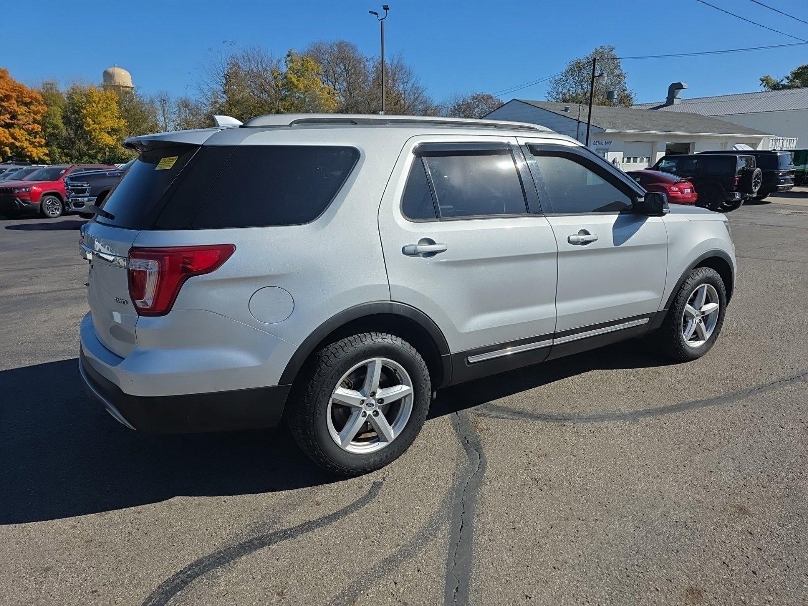 Used 2017 Ford Explorer XLT w/ Equipment Group 202A AWD/4WD image 3