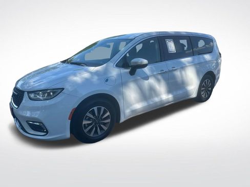Used 2023 Chrysler Pacifica Touring-L FWD image 4