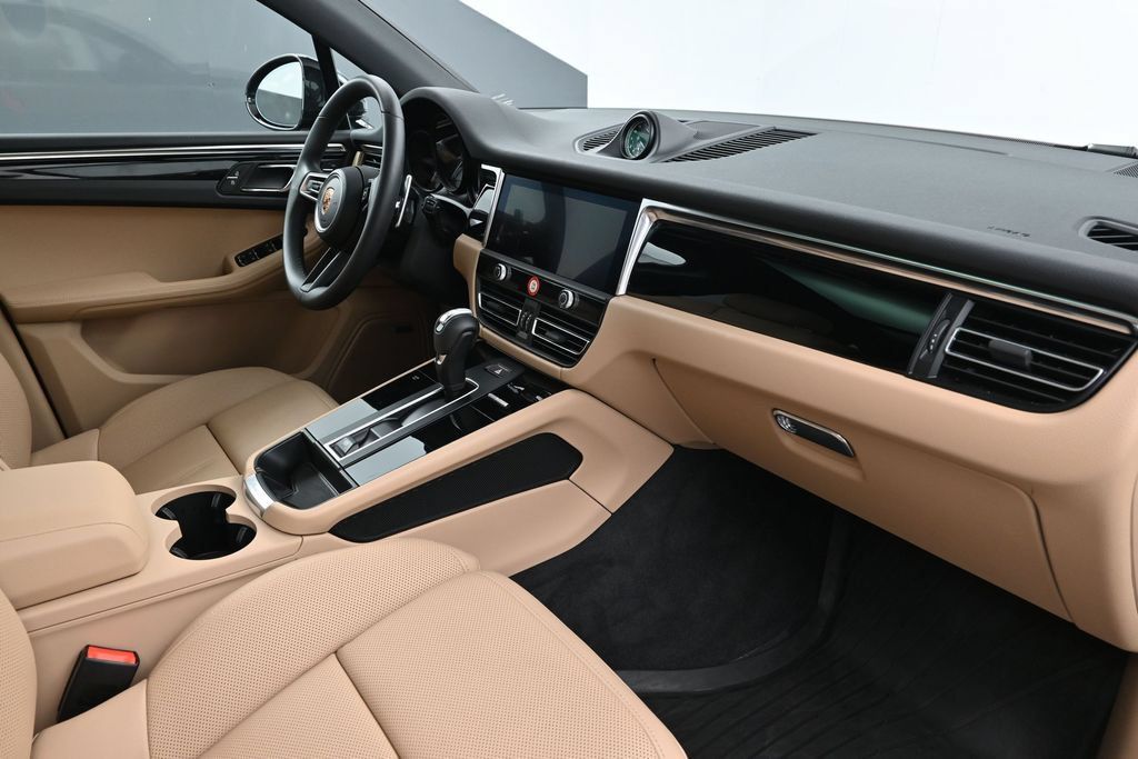 Used 2026 Porsche Macan AWD/4WD image 14