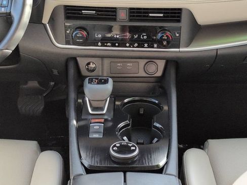 Used 2024 Nissan Rogue SV w/ SV Premium Package AWD/4WD image 18